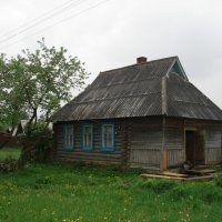 Зимний бревенчатый дом на берегу озера в селе Бенцы 