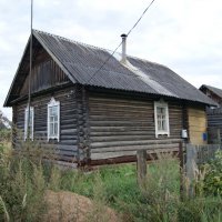 Бревенчатый дом в лесной деревне недалеко от г. Западная Двина